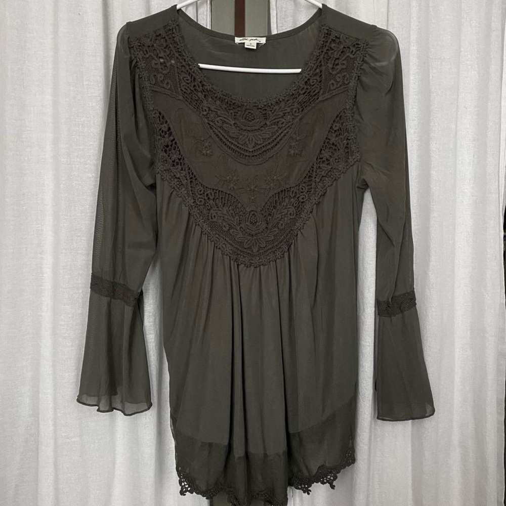 • the cutest boho/hippie/whimsygoth green blouse